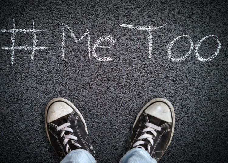 #Metoo kasvoi kansainväliseksi liikkeeksi yhdysvaltalaisen elokuvanäyttelijättären nostettua seksuaalisen häirinnän esille someviestissään.