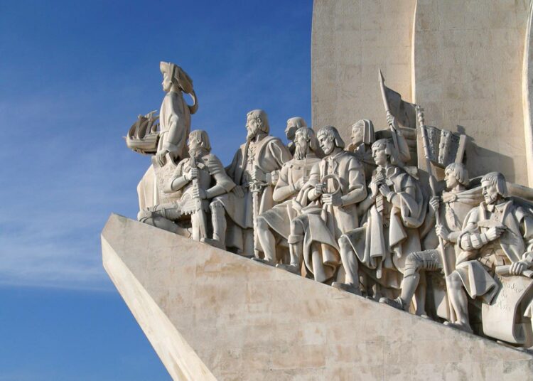 Salazarin diktatuurin aikana vuonna 1960 Lissaboniin pystytetty löytöretkeilijöiden muistomerkki kuvaa mahtipontisella tavalla Portugalin siirtomaamenneisyyttä.