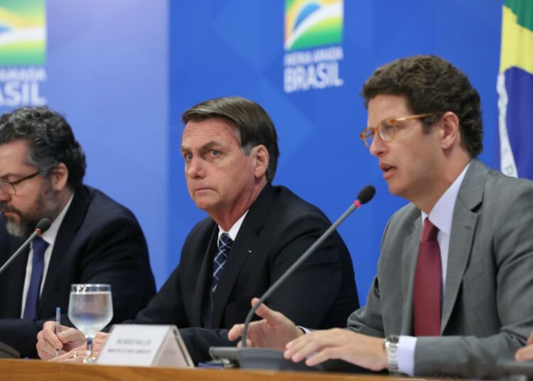 Brasilian presidentti Jair Bolsonaro (kesk.), ympäristöministeri Ricardo Salles (oik.) ja ulkomaankauppaministeri Ernesto Araujo (vas.) puhumassa Amazonian metsätuhoista presidentin palatsissa Palácio do Planaltossa 1. elokuuta.