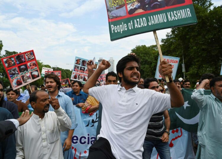 Islamabadissa 7. elokuuta järjestetyssä mielenosoituksessa pakistanilaiset huutavat Intian vastaisia sloganeita.