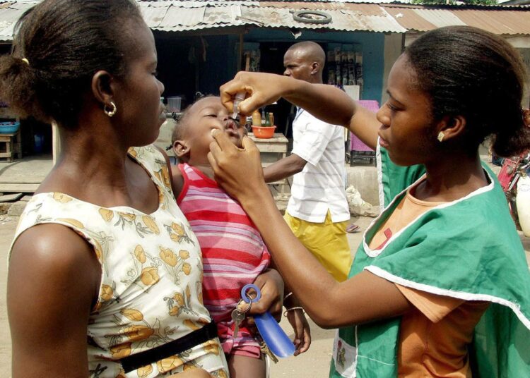 Lapselle annettiin suun kautta annosteltava poliorokote Nigerian Lagosissa vuonna 2004.