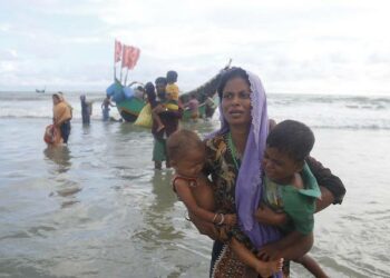 Rohingyat nousevat maihin Bangladeshin Teknafin Shahparir Dipissä, kolmastoista syyskuuta 2017.