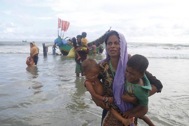 Rohingyat nousevat maihin Bangladeshin Teknafin Shahparir Dipissä, kolmastoista syyskuuta 2017.
