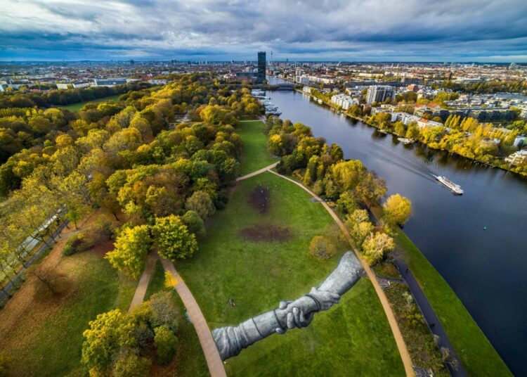Taiteilija Valentin Flauraud on tehnyt Berliinin Treptower-puistoon suuren biohajoavan taideteoksen osaksi ”Muurien takana” -projektiaan.