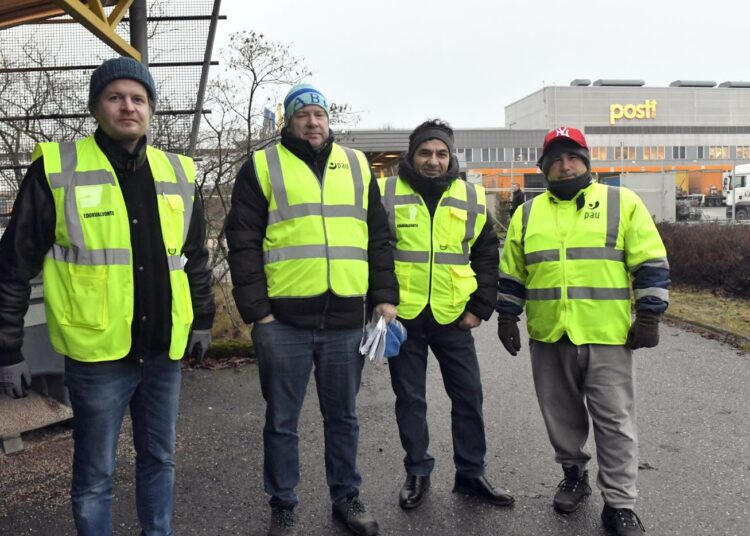 Lakkovahdit Aleksi Andersson (vas), Jukka Kosonen, Nezih Aydemir ja Metin Karateke Postin logistiikkakeskuksella Vantaalla maanantaiaamuna 11. marraskuuta.