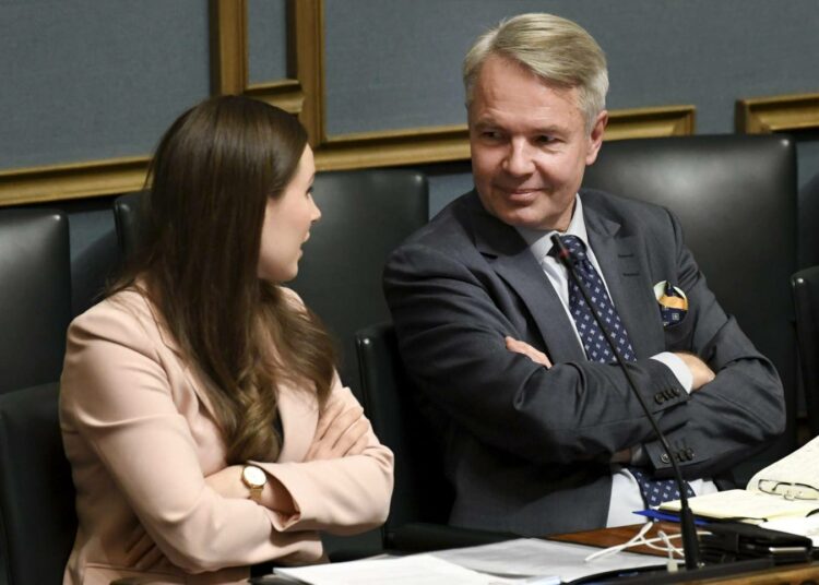 Pääministeri Sanna Marin (sd.) ja ulkoministeri Pekka Haavisto (vihr.) keskustelivat välikysymyskeskustelun aikana.
