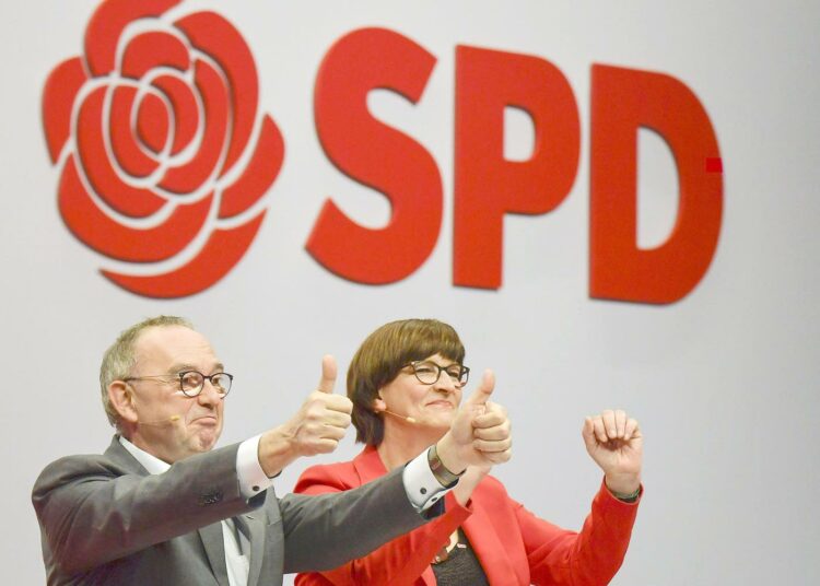 Saksan sosiaalidemokraattien tuoreet johtajat Norbert Walter-Borjans ja Saskia Esken.