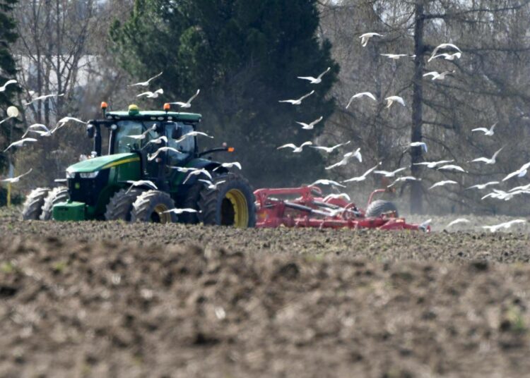 Luonnonvarakeskuksen tutkimusprofessorin Heikki Lehtosen mukaan maanviljelijälle pitää maksaa määräaikainen aleneva kompensaatio siitä, että hän luopuu maataloustyöstä.