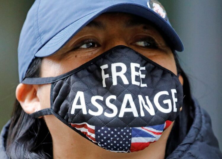 Lontoossa järjestettiin maanantaina tukimielenosoitus Julian Assangelle.