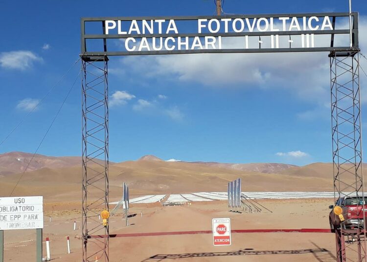 Caucharin aurinkovoimalan sisäänkäynti. Voimala on etäällä ihmisasutuksesta, mutta melko lähellä Chilen rajaa.