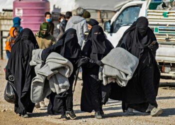 Uudistuva terrorismilaki ei takautuvasti sovellu al-Holista jo kotiutettuihin. Kuvassa syyrialaisia naisia al-Holin leirillä joulukuussa 2020.