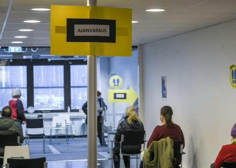 Asiakkaat odottavat pääsyä rokotukseen koronarokoteasemalla Vantaalla.