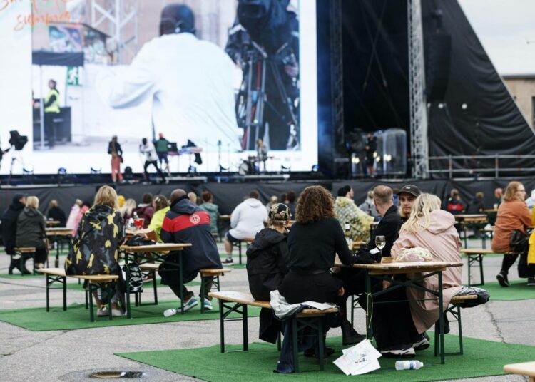 Kulttuuritapahtumia ei juurikaan ole järjestetty korona-aikana. Kuvassa Jesse Markin konsertoi Suvilahti Summer -tapahtumassa Helsingissä kesällä 2020. Yleisöä sai olla vain rajattu määrä.