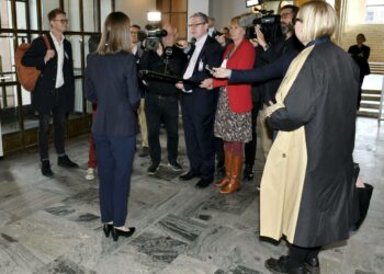 Pääministeri Sanna Marin selvitti kulttuurirahoista syntynyttä jupakkaa toimittajille eduskunnassa.