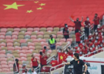 Kiinan miesten jalkapallomaajoukkue kohtasi Saudi-Arabian MM-karsintaottelussa lokakuussa. Kuvassa etualalla Kiinan päävalmentaja Li Tie.