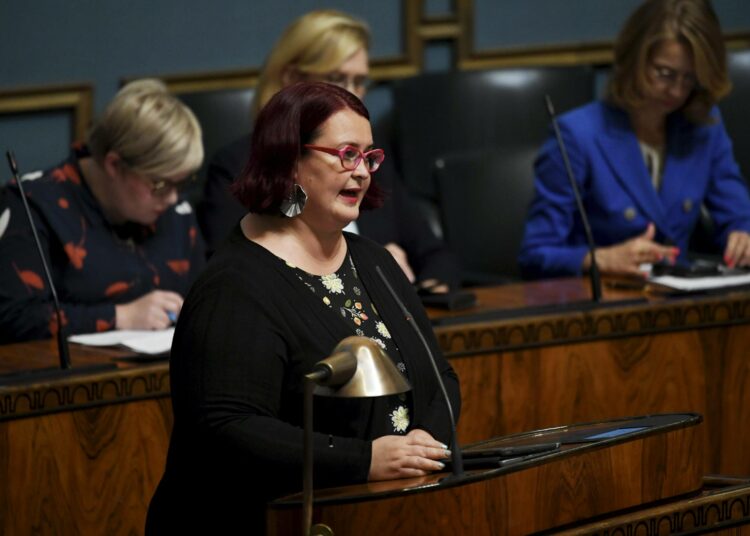 Pienituloisten lapsiperheiden toimeentuloa on pyrittävä neuvottelemaan pysyvästi paremmaksi, Pia Lohikoski sanoi vasemmistoliiton puheenvuorossa.