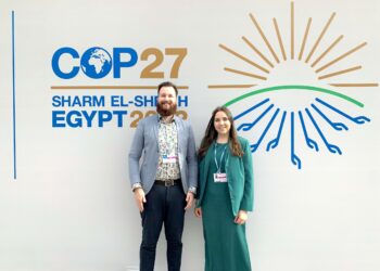 Suomen nuorten ilmastodelegaatit Akseli Rouvari ja Maija Kuivalainen YK:n COP27-ilmastokokouksessa Sharm-El-Sheikhissä.