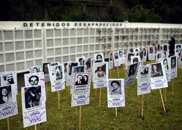 Chilen sotilasdiktatuurin aikakaudella kadonneiden ihmisten kuvia on laitettu näkyville maan pääkaupungissa Santiagossa. Vuosien 1973-1990 välillä noin 3 000 ihmistä katosi Chilessä.