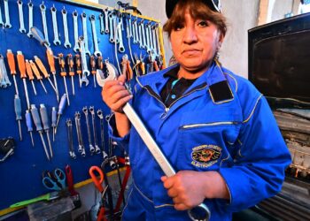 Bolivialainen Miriam Poma on tehnyt töitä automekaanikkona lähes koko ikänsä. Nykyisin hän on osaomistajana kalliiden merkkiautojen korjaamossa. Poma on kokeillut kykyjään myös rallikuskina isänsä jalanjäljissä.