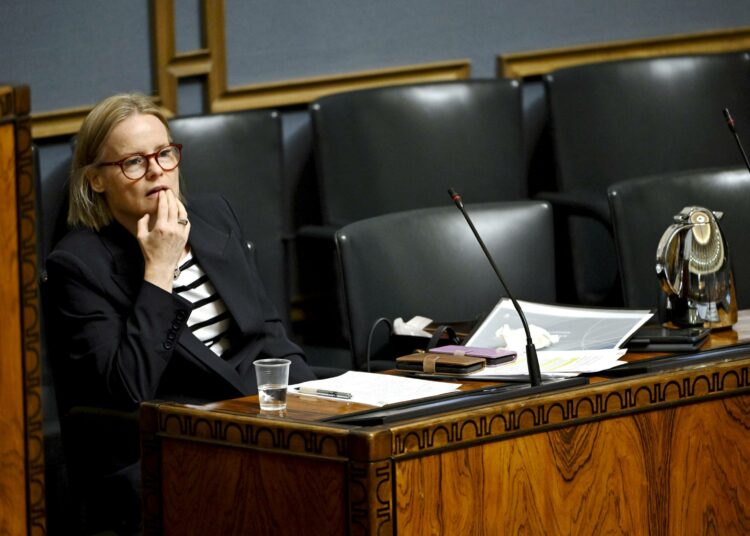 Tarvitaan yhteen hiileen puhaltamista, talkoohenkeä ja sisua, Riikka Purra sanoi eduskunnan täysistunnossa.