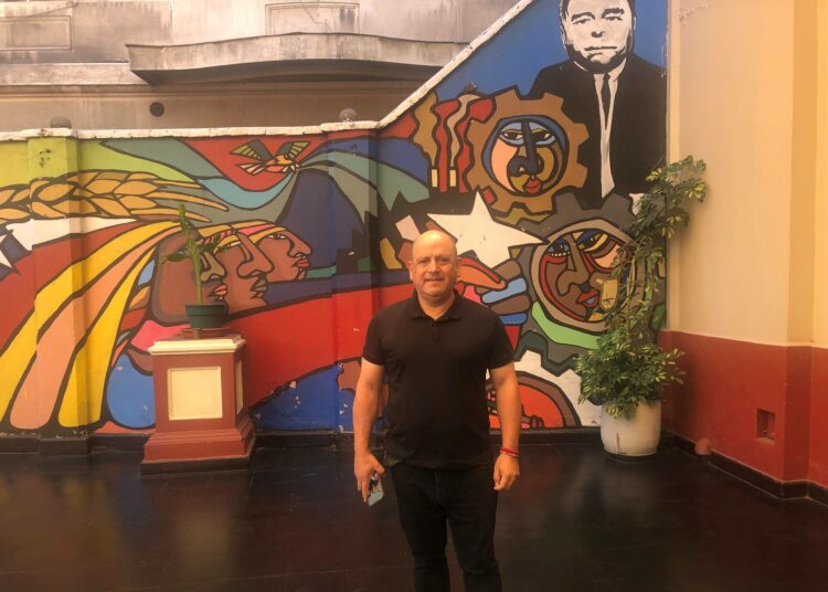 Chilen suurimman ammattiliiton Central Unitaria de Trabajadoresin puheenjohtaja Juan Manuel Díaz liiton päämajassa lähellä La Monedaa. CUT edustaa 780 000 työntekijää maan 1,3 miljoonasta ay-jäsenestä.