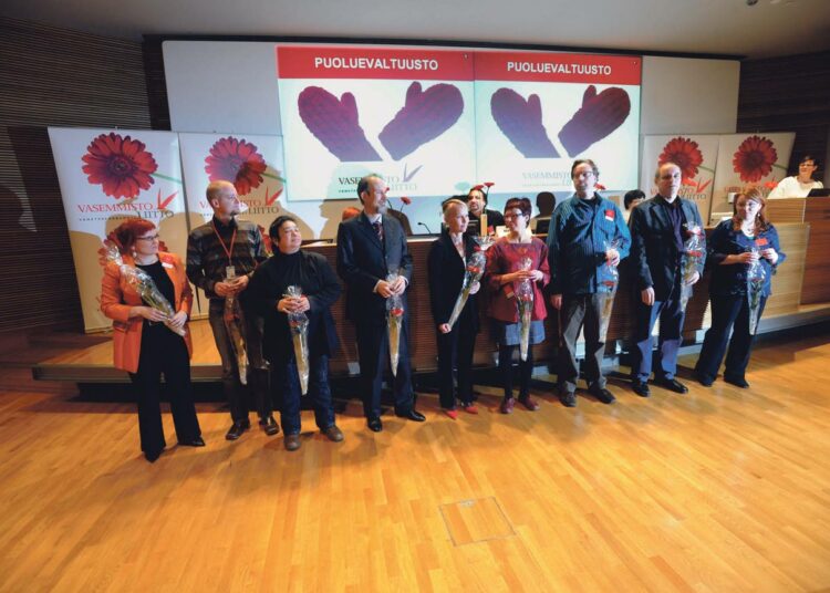 Puoluevaltuusto kukitti viime marraskuussa nimeämänsä eurovaaliehdokkaat; vasemmalta Minna Sirnö, Jussi Saramo, Kiba Lumberg, Eero Väätäinen, Sari Virta, Aino-Kaisa Pekonen, Jarmo Ritanen, Kyösti Suokas ja Anna Mikkola. Kuvasta puuttuvat Kaarina Kailo, Veikko Kumpumäki ja Ari Rajamäki.