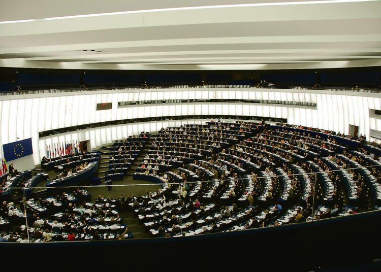 Uusi europarlamentti aloittaa istuntonsa Strasbourgista ja saa heti totutella pestinsä omituisuuksiin.