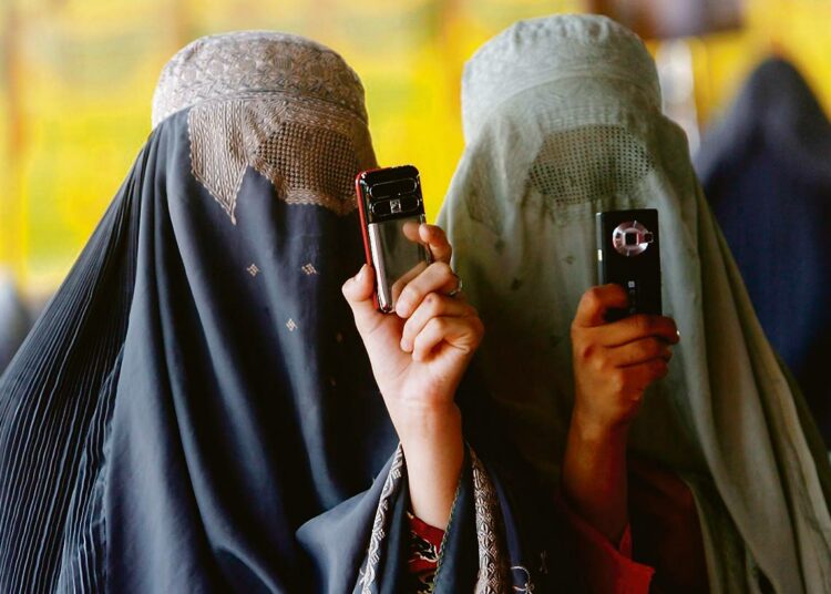 Naisia presidentti Hamid Karzain vaalitilaisuudessa Kandaharin maakunnassa viime sunnuntaina.