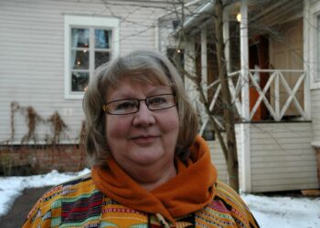 Veriruusut -romaanin tamperelaiset naiskaartilaiset Anneli Kanto on sijoittanut asumaan Amurin puutalokortteliin, jossa nykyisin toimii Amurin työläismuseo ja kahvila Amurin Helmi.