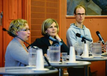 Hanna Kuntsi (vas.), Tuire Santamäki-Vuori ja Jukka  Peltokoski etsivät yhteistä polkua prekariaatille ja ay-liikkeelle.