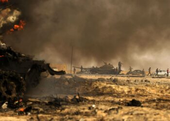 Libyan hallituksen joukkojen tankit paloivat liittoutuman ilmaiskun jälkeen Ajdabiyan laitamilla viime lauantaina.