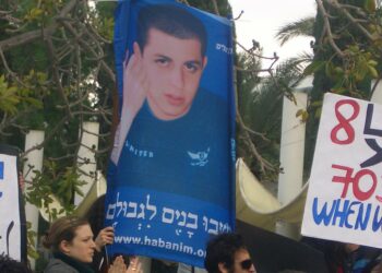 Nuorena varusmiehenä siepattu israelilainen Gilad Shalit on vuosia ollut isoisten pelinappulana.