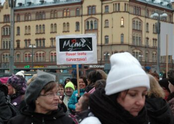 Tampereen Aterian keittiöltä ulosmarssinut henkilöstö osoitti mieltään tiistaina lounasaikaan Keskustorilla.