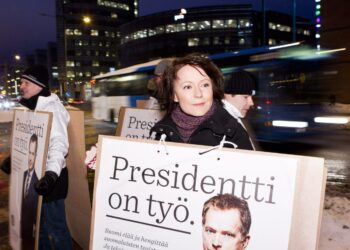 Sauli Niinistön puoliso Jenni Haukio kampanjoi Niinistön puolesta heti toisen kierroksen alkaessa maanantaina.