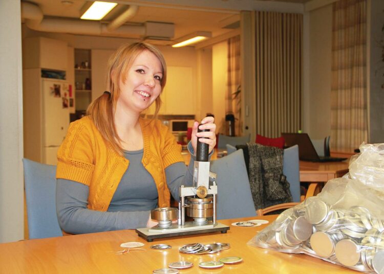 Opiskelija-yhdistyksen ehdokas Reetta Keränen pinssitalkoissa.