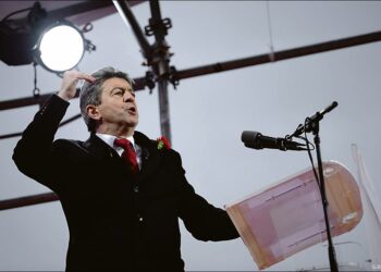 Jean-Luc Mélenchon puhumassa valtavan yleisömäärän keränneessä Pariisin Bastiljinaukion vaalitilaisuudessa pari viikkoa sitten.