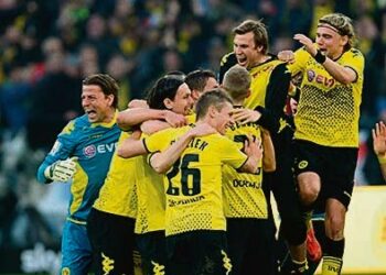 Borussia Dortmundin pelaajat juhlivat voittoaan Mönchengladbachista.