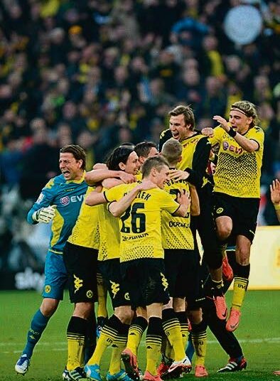Borussia Dortmundin pelaajat juhlivat voittoaan Mönchengladbachista.