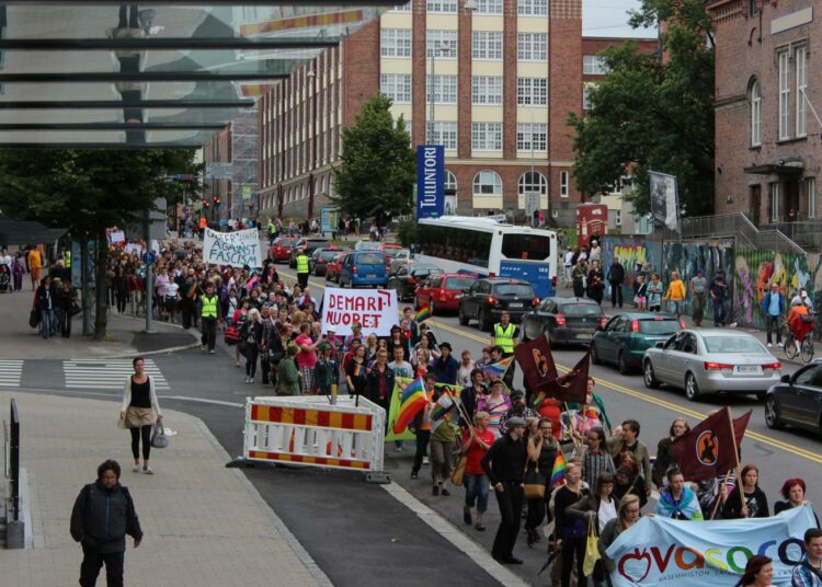 Lähemmäs 800 henkilön marssi eteni Tullinaukiolta Keskustorille.