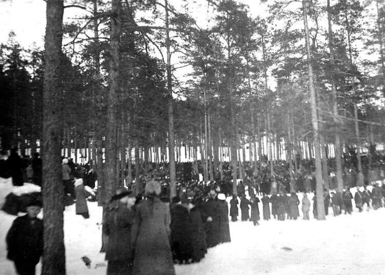 Punakaartilaisten sankarihautajaiset Pyynikillä vuonna 1918.