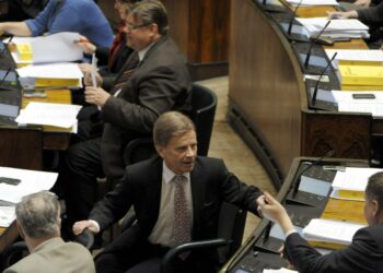 Keskustan Mauri Pekkarinen hyökkäsi voimakkaasti kokoomuksen ja kokoomuslaisen pääministerin kimppuun.