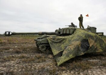 Pohjoismaiden kanssa sotilaallista yhteistyötä kannattaa 91 prosenttia tutkimuksessa haastatelluista. Kuva yhteispohjoismaisesta tykistöharjoituksesta vuodelta 2009.