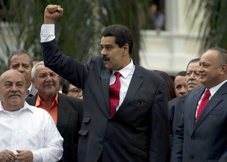 Varapresidentti Nicolás Maduro (keskellä) tammikuussa otetussa kuvassa. Oikealla parlamentin puhemies Diosdado Cabello.