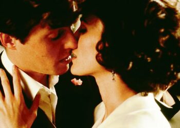 Elokuvan Neljät häät ja yhdet hautajaiset nimi kertoo juonen pääpiirteissään. Kuvassa Hugh Grant ja Andie MacDowell.