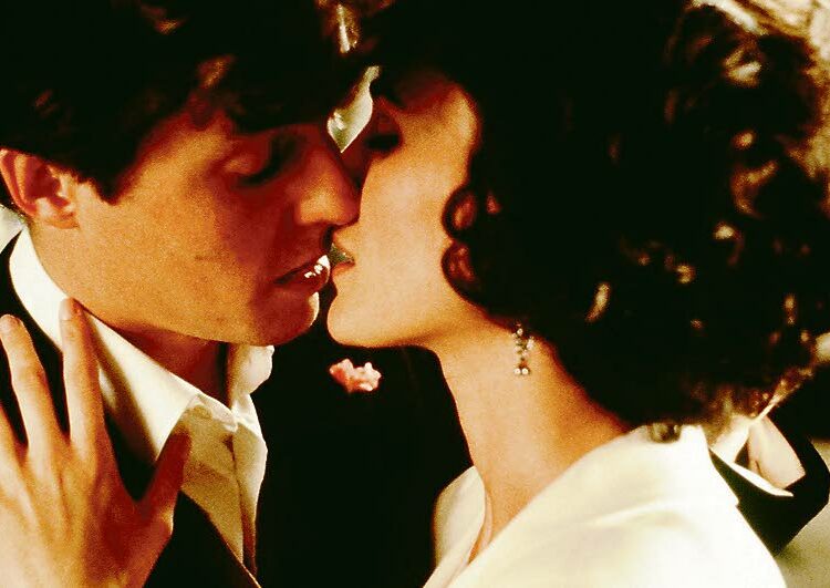 Elokuvan Neljät häät ja yhdet hautajaiset nimi kertoo juonen pääpiirteissään. Kuvassa Hugh Grant ja Andie MacDowell.