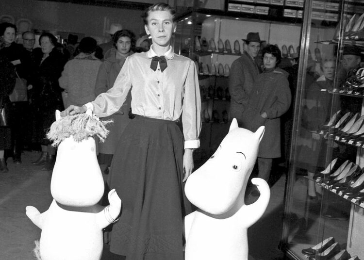 Tove Jansson Stockmannin muumitempauksessa vuonna 1956.