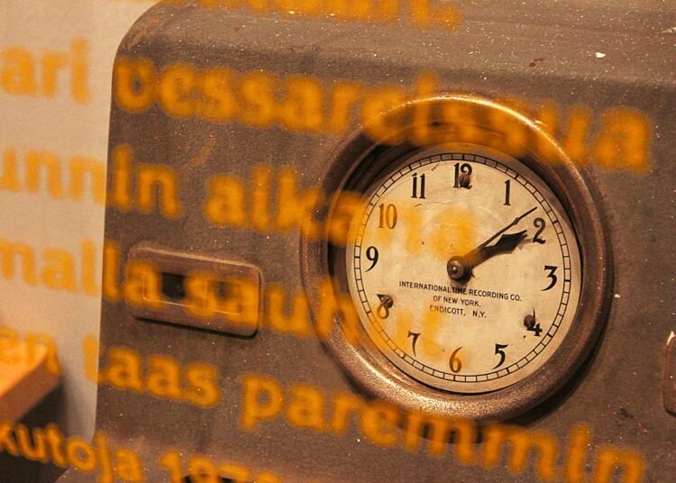 Kellokorttien käyttöönotto muutti tehtaalaisten arkea. Kuvassa 70-luvulla käytössä ollut leimauslaite.