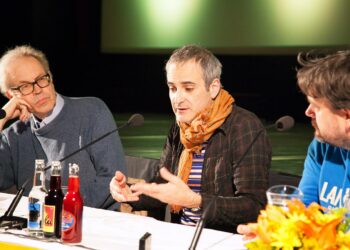 Elokuvajuhlien ohjaajavieras ranskalainen Olivier Assayas (oik.) piti Peter von Baghin Sosialismia niin erinomaisena elokuvana, että sanoi pudonneensa sen edessä polvilleen. Kuva von Baghin vetämästä aamukeskustelusta.