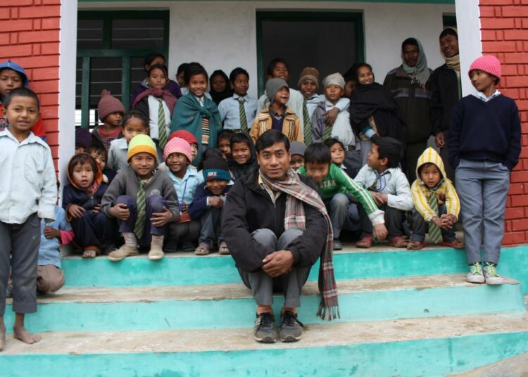 Tällä koululuokalla on asiat hyvin, mutta Nepalin alle viisivuotiaista lapsista on kroonisesti aliravittuja 41 prosenttia.