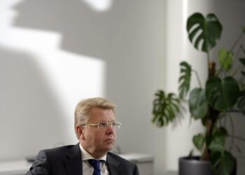 Jyri Häkämies hyppäsi elinkeinoministeristä suoraan EK:n toimitusjohtajaksi. Eturistiriitojen välttämiseksi ministereille esitetään nyt itsesäätelyn pohjalta karenssia.